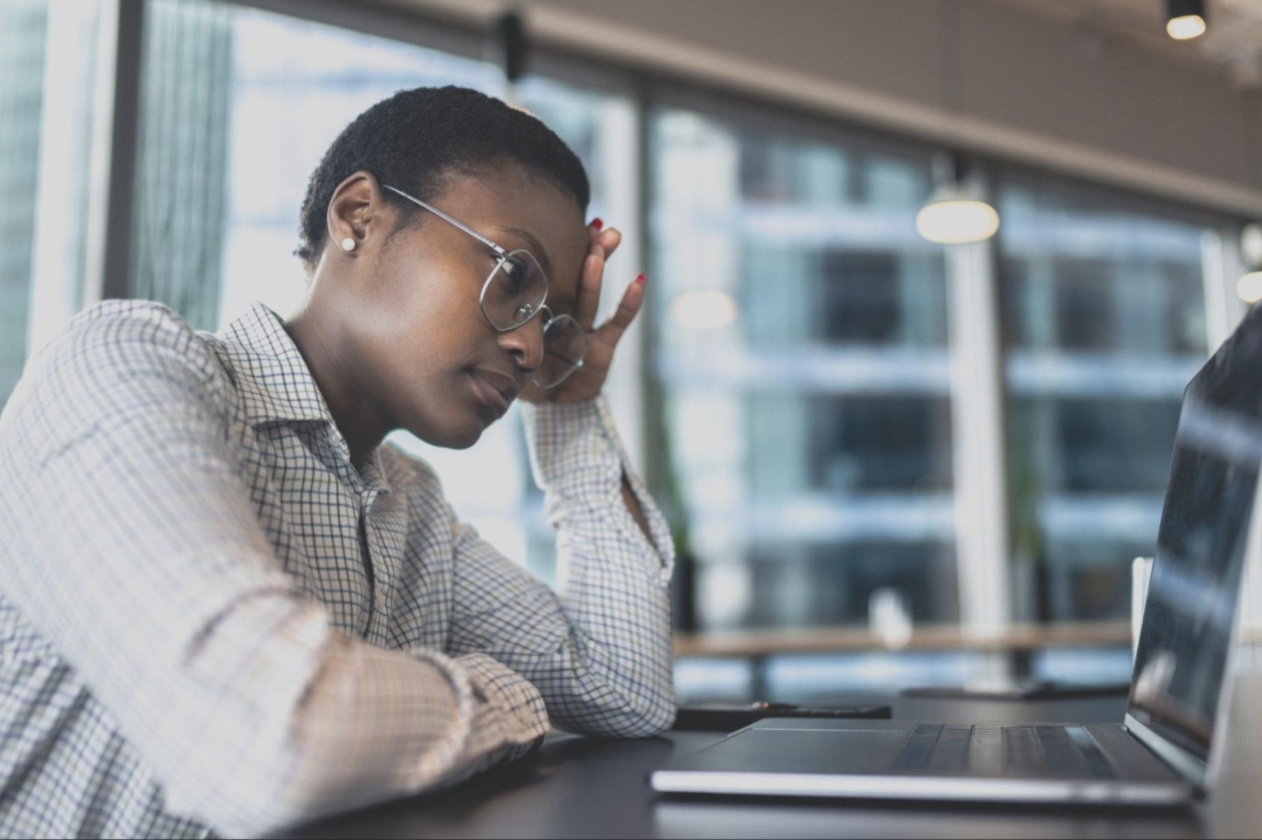 Espacio de trabajo con múltiples dispositivos en pruebas